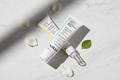 NIDA Skincare - Composición cruzada sobre mármol
