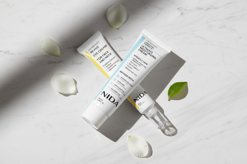 NIDA Skincare - Composición cruzada sobre mármol